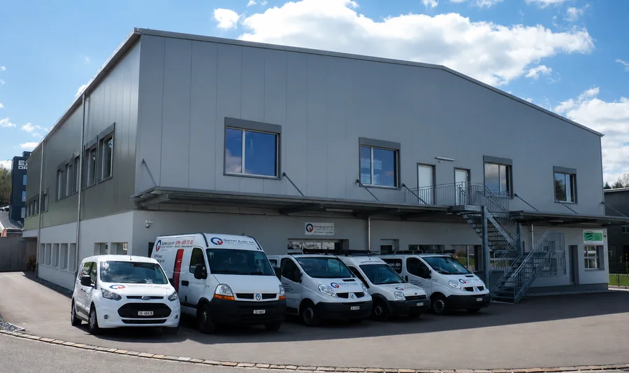 Modern eingerichtete Werkstatt und Servicefahrzeuge von Quinter & von Ah in Gloten bei Sirnach